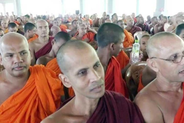 அரசியல்வாதிகளை நிராகரிக்க பிக்குமார் தீர்மானம்!