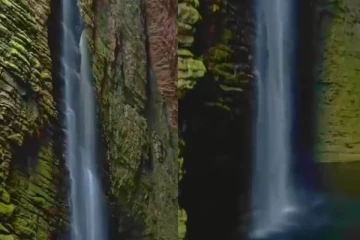 பிரம்மிக்க வைக்கும் நீர்வீழ்ச்சி... காணக்கிடைக்காத இயற்கையின் அதிசயம்! பாருங்க மெய்சிலிர்த்து போவிங்க!