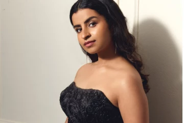 சிவாங்கியா இப்படி.. விருது விழாவுக்கு கவர்ச்சியாக எப்படி வந்திருக்கிறார் பாருங்க