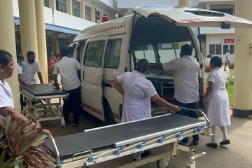 குளவி கொட்டுக்கு இலக்காகி 32 மாணவர்களும் 8 ஆசிரியர்களும் வைத்தியசாலையில் அனுமதி (Video)