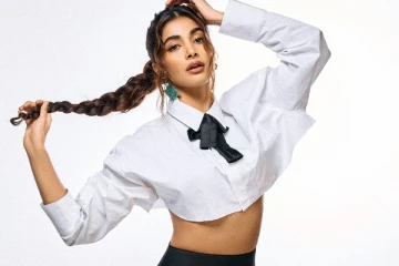 பூஜா ஹெக்டே ட்ரெண்டி உடையில் வேற லெவல் போட்டோஷூட்