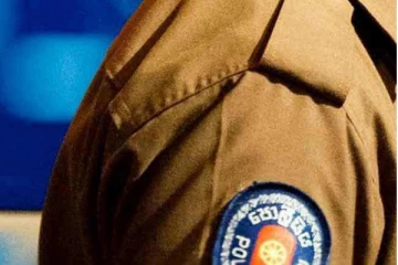 මත්ද්‍රව්‍ය ජාවාරම්කරුවෙකුට නිල ඇඳුම් ඇන්දවූ කොස්තාපල්ට වැඩ වරදී.