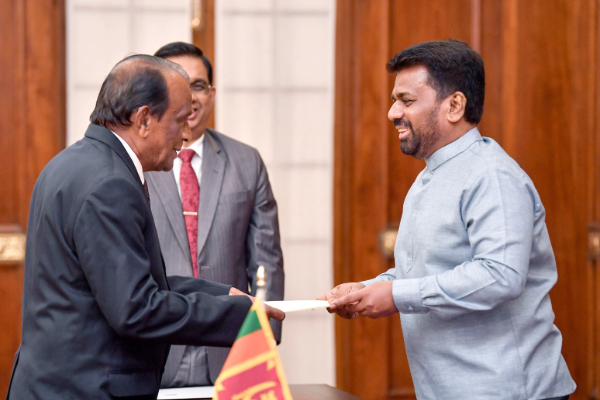 தென் மாகாண புதிய ஆளுநர் சுசிரிபால ஜனாதிபதி முன்னிலையில் பதவியேற்பு | New Southern Province Governor Before President தென் மாகாண புதிய ஆளுநர் சுசிரிபால ஜனாதிபதி முன்னிலையில் பதவியேற்பு | New Southern Province Governor Before President