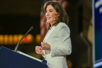 நியூயார்க் மாகாணத்தில் முதல் பெண் கவர்னராக கேத்தி ஹோச்சுல் பதவியேற்றார்!