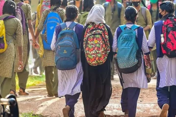 தமிழ்வழி பள்ளிகள் மூடல்.. தவிக்கும் 8 லட்சம் தமிழர் குழந்தைகள் - என்ன நிகழ்ந்தது?