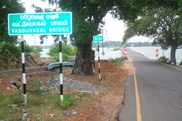 பல இடங்களில் உடைவுகள் ஏற்பட்டு ஆபத்தான நிலையில் காணப்படும் வட்டுவாகல் பாலம் (Photos)