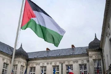 அரசாங்க எச்சரிக்கையை மீறி.... பிரான்சின் நகர மன்றங்களில் பறந்த பாலஸ்தீனக் கொடி