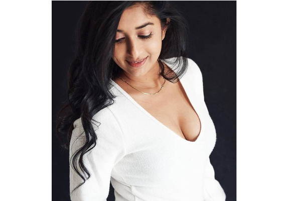 20 வயது பெண் போல் ஜொலிக்கும் நடிகை மீரா ஜாஸ்மின் - வாயடைத்துபோன ரசிகர்கள் | Actress Meera Jasmine Glamour Pose Viral