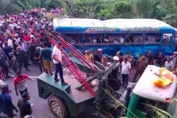 බදුල්ල දුන්හිද ප්‍රදේශයේ බස් රථ අනතුරක් 3ක් මරුට 34ක් රෝහලට [UPDATE]
