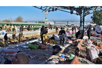 வெடித்து சிதறிய மனித உடல்கள்..பாகிஸ்தானில் சர்வ நாசமான நகரம் - நடந்தது என்ன?