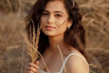 மொட்டை மாடி நோ!! மீண்டும் போட்டோஷூட் பக்கம் திரும்பிய ரம்யா பாண்டியன்..