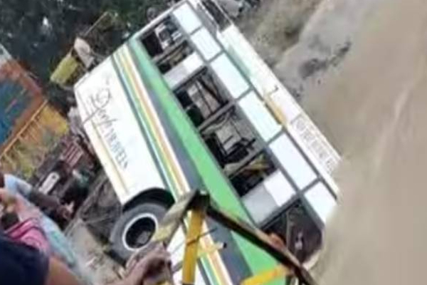 பிரபல நாடொன்றில் விபத்துக்குள்ளான பயணிகள் பேருந்து: 8 பேர் உயிரிழப்பு! | India Punjab Bus Accident 8 Passenger Deaths