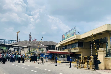 கொழும்பில் பிரதான வீதிகளை மறித்து தொழிற்சங்க ஊழியர்கள் போராட்டம் (Video)