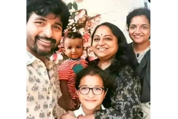 முதன் முறையாக மகனின் புகைப்படத்தை வெளியிட்ட சிவகார்த்திகேயன்! அச்சு அசல் அப்படியே இருக்காரே.... | Sivakarthikeyan Son Gugan Viral Pic