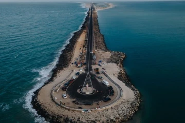 வரலாறு காணாத மாற்றம்; தனுஷ்கோடியில் ஆச்சர்யம் - சுற்றுலா பயணிகளுக்குத் தடை!