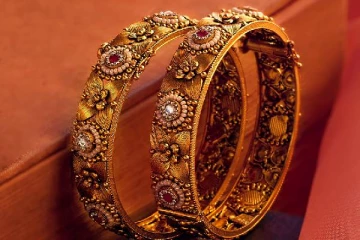 அதிரடியாக குறைந்த தங்கம் விலை - நகை வாங்க இதுதான் சரியான நேரம்!