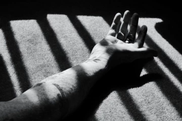 காதல் மனைவி பிரிவால் தற்கொலை செய்வதை நேரலை செய்த கணவர்!