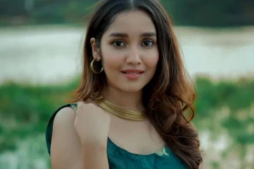 கடற்கரை புகைப்படத்தை வெளியிட்ட 18 வயதான அஜித் ரீல் மகள்!!