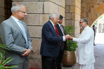 புத்தாண்டு சுபநேரப் பத்திரம் அதிபரிடம் கையளிப்பு