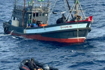 நெடுநாள் மீன்பிடி படகில் ஆபத்தான பொருள்; சுற்றிவளைத்த கடற்படை
