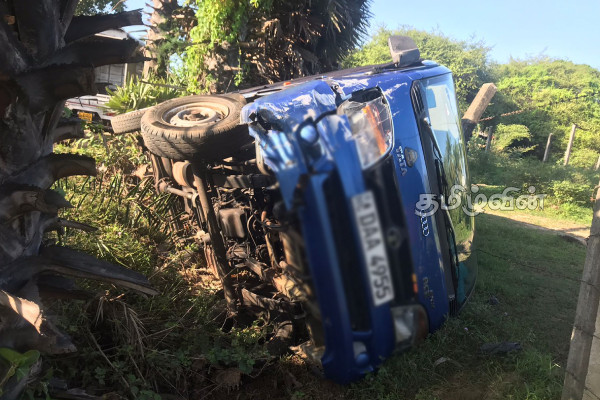 வீதியை விட்டு விலகி விபத்துக்குள்ளான லொறி | Lorry That Left The Road And Crashed வீதியை விட்டு விலகி விபத்துக்குள்ளான லொறி | Lorry That Left The Road And Crashed