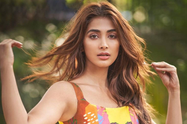 மார்டன் உடையில் அசத்தலான போஸ் கொடுத்த பீஸ்ட் நடிகை பூஜா ஹெக்டே.. படுவைரல்