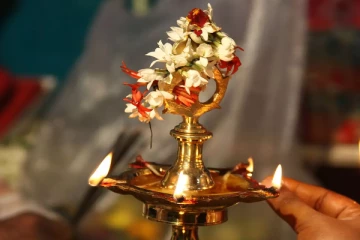 தீபங்கள் ஏற்றும் திசைகளும் அவற்றின் பலன்களும்