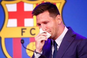 பார்சிலோனாவை விட்டு வெளியேறுகிறேன்! கண்ணீர் விட்டு அழுத மெஸ்ஸி: ரசிகர்களை கலங்க வைக்கும் காட்சி