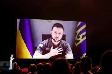 ஒவ்வொரு நாளும் நூறு பேர் சாகிறார்கள்..சர்வாதிகாரி தோற்றுப்போவது உறுதி! படவிழாவில் தோன்றிய ஜெலன்ஸ்கி