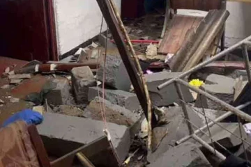 கடும் காற்றால் வீட்டின் மீது விழுந்த சுவர் ; மூவர் வைத்தியசாலையில்