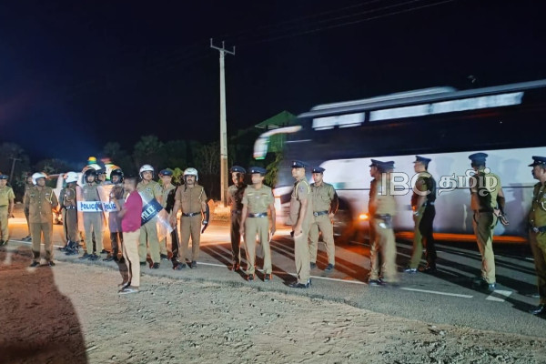 மன்னாரில் அதிகாலையில் நுழைந்த வாகனத்தால் பதற்றம் - குவிக்கப்பட்ட காவல்துறையினர் | Public Protest In Manner Town