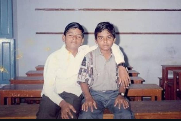 இந்த புகைப்படத்தில் இருக்கும் முன்னணி ஹீரோ யார் தெரியுமா? அட, இவரா | Actor Sivakarthikeyan Childhood Photo