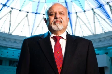 டாக்சி ஓட்டுநராக வாழ்க்கையை தொடங்கிய புலம்பெயர்ந்த இந்தியர்., இன்று 1.7 லட்சம் கோடிக்கு அதிபதி! யார் அவர்?