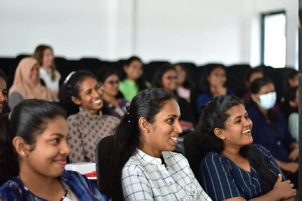 இலங்கையில் அதிகரித்துச் செல்லும் பெண்கள் தொகை | Women Continue To Outnumber Men In Sri Lanka