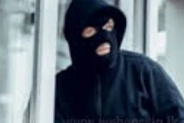 මහ දවාලේ කාටත් හොරා කළ විසල් සොරකම..