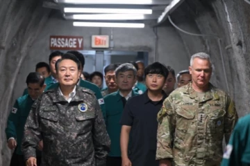 அதிகரிக்கும் பதற்றம்: 17 ஆயிரம் பதுங்குக் குழிகளை பார்வையிட்ட தென் கொரிய ஜனாதிபதி