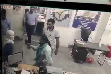 தனியாளாக கத்தியுடன் வந்த கொள்ளையனை ஓடவிட்ட பெண் வங்கி மேலாளர் - தரமான சம்பவம்!