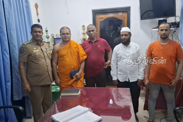 பொலிஸ் அதிகாரி ஒருவருக்கு மன்னிப்பு வழங்கிய பௌத்த தேரர் : காத்தான்குடியில் சம்பவம் | Buddhist Monk Pardoned Police Sergeant