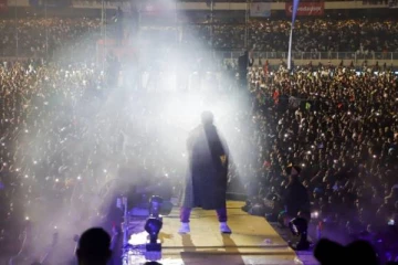 பிரபல பாடகரின் இசை நிகழ்ச்சியில் சோகத்தை ஏற்படுத்திய சம்பவம்!