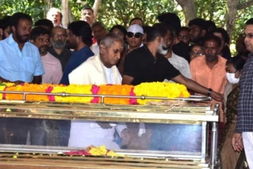 கண்ணீருடன் பாட்டு பாடி மகள் பவதாரிணிக்கு பிரியா விடை கொடுத்த இளையராஜா!