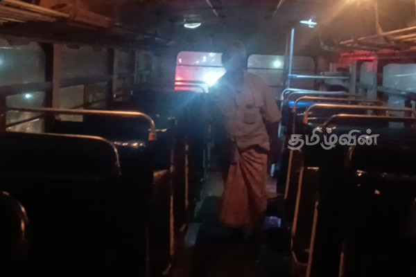 கிளிநொச்சி - முல்லைத்தீவு ஊடாக பயணித்த தனியார் பேருந்து மீது கல்வீச்சு | Stones Pelted Private Bus Kilinochchi Mullaitivu கிளிநொச்சி - முல்லைத்தீவு ஊடாக பயணித்த தனியார் பேருந்து மீது கல்வீச்சு | Stones Pelted Private Bus Kilinochchi Mullaitivu