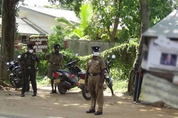 மதுபோதையில் வீதியில் செல்பவர்களை கொடூரமாக தாக்கிய இளைஞர் குழு! வவுனியாவில் சம்பவம்