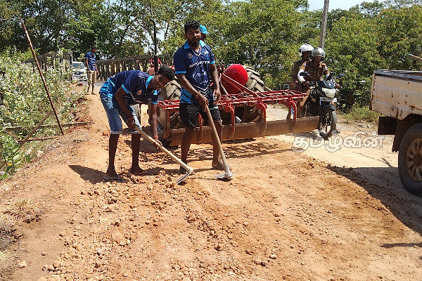 கிளிநொச்சியில் பாதையை புனரமைக்க ஒன்று திரண்ட இளைஞர்கள் | Youth Gathered Repair The Road In Kilinochchi