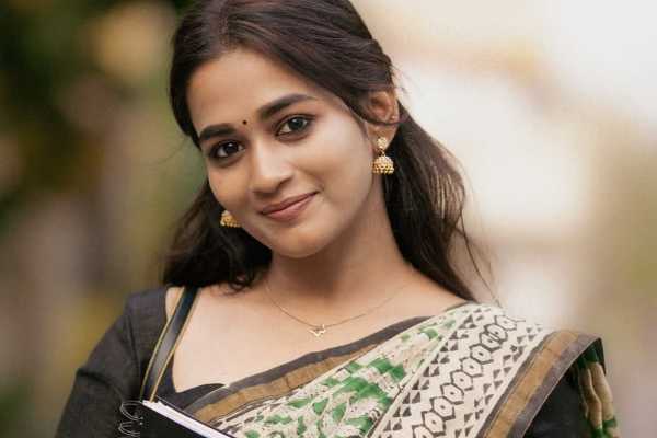 சீரியல் நடிகை காவியா அறிவுமணியின் ரீசெண்ட் ரீல்ஸ் வீடியோ.. | Serial Actress Kaaviya Arivumani Recent Reels