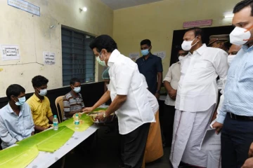 இருளர் மற்றும் பழங்குடியினருக்கு உணவு பரிமாறிய தமிழக முதலமைச்சர் மு.க.ஸ்டாலின்