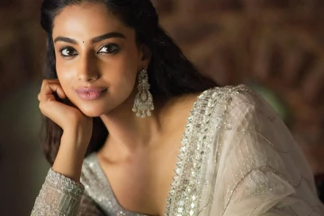 தளபதி68 ஹீரோயின் மீனாக்ஷி சவுத்ரி சேலையில் அழகிய போட்டோஷூட்