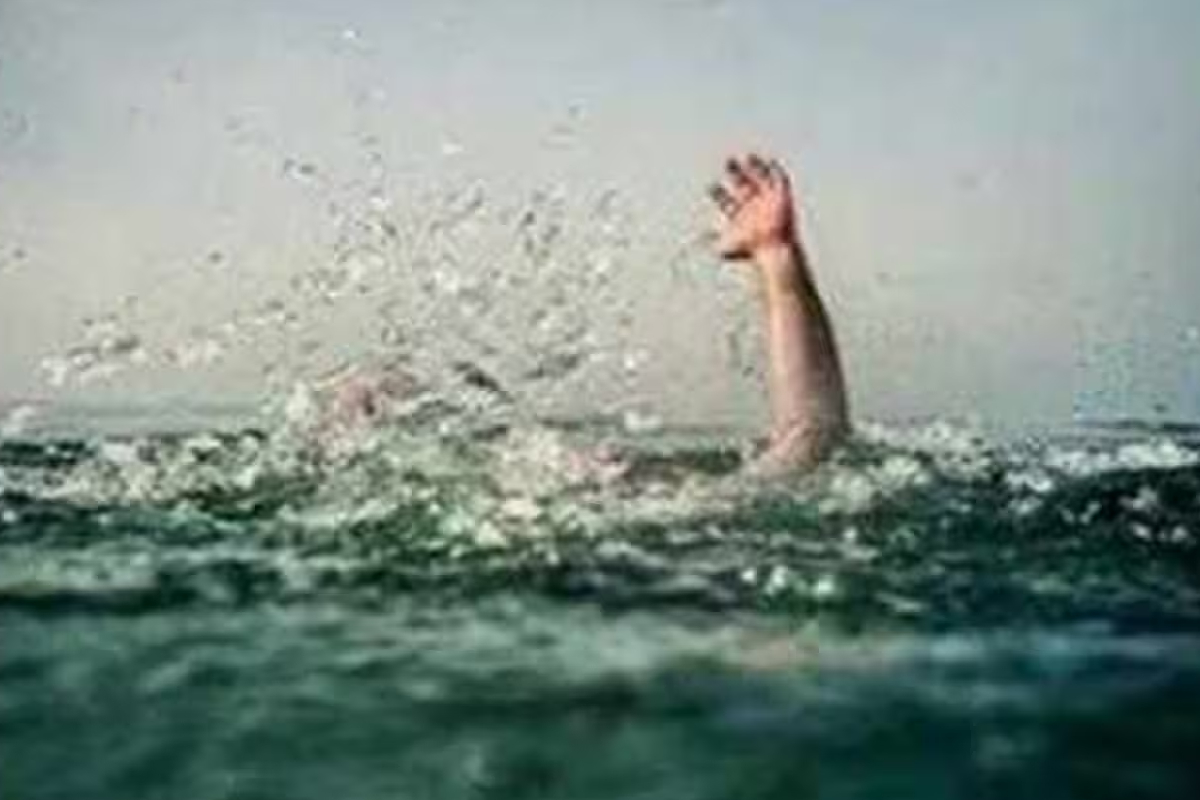 ஆற்றில் குளிக்க சென்ற மாணவன் மாயம்; தீவிர தேடுதல் | Student Goes Missing Bathing In River Lindula ஆற்றில் குளிக்க சென்ற மாணவன் மாயம்; தீவிர தேடுதல் | Student Goes Missing Bathing In River Lindula