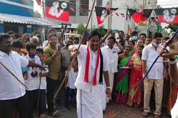 சிலம்பம் சுற்றி வாக்கு சேகரித்த சிங்காநல்லூர் அதிமுக வேட்பாளர் கே.ஆர் ஜெயராம்! | Singanallur Aiadmk Candidate Jayaram Silambam