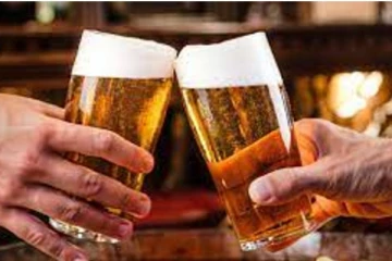 சட்டவிரோத குடியேறிகளை பிடித்து கொடுத்தால் ஒரு மாதத்துக்கு இலவச பீர்; சர்ச்சையை கிளப்பிய சலுகை