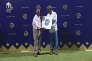 மனவருத்தத்துடன் சென்று விருதுடன் திரும்பிய இலங்கை அணியின் முன்னாள் வீரர்